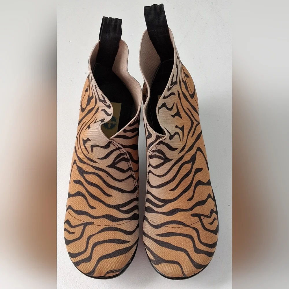 CHARLESTON SHOE CO. Tan & Black Telfair Tiger Ankle Boots Sz 6 Pre-Owned - Picture 13 of 13